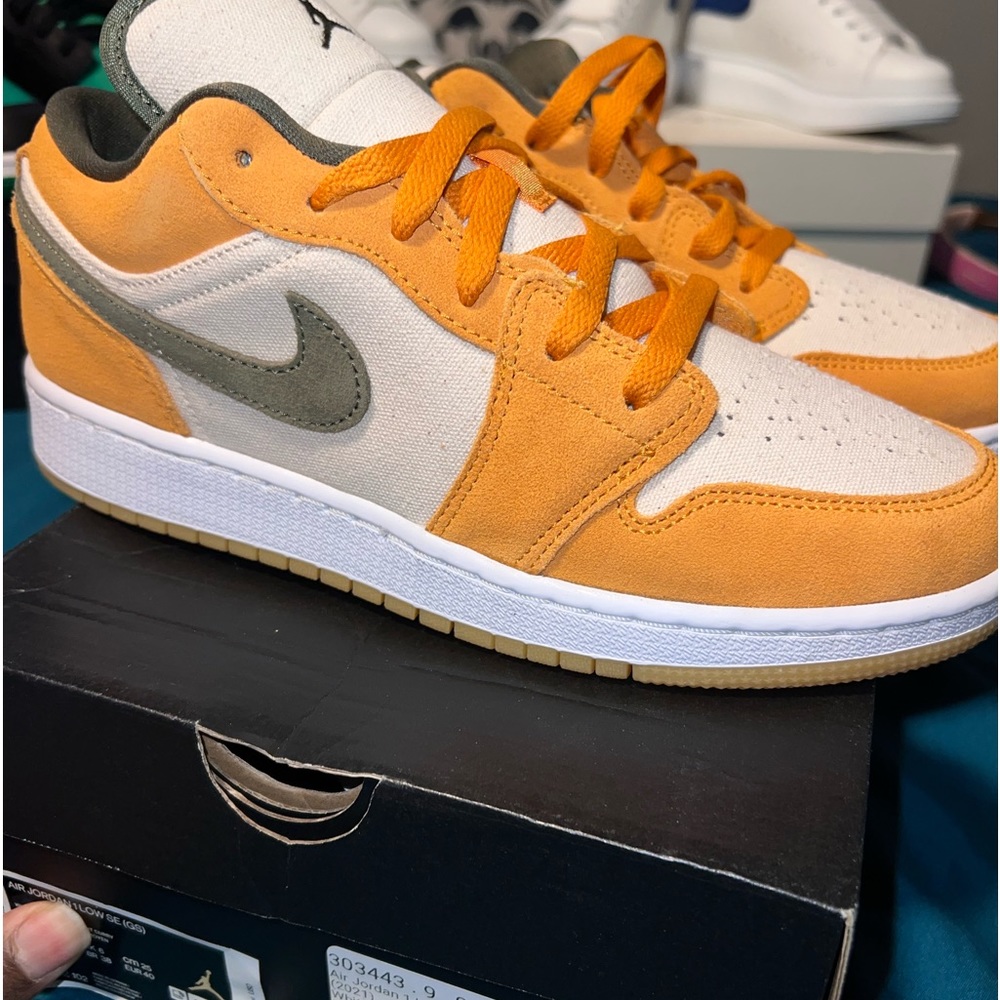 AIR JORDAN ^ LOW SE GS
"Light Curry"💛